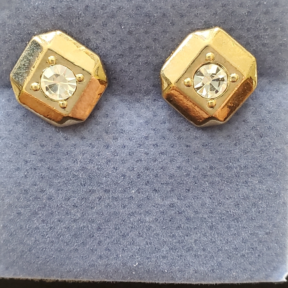 ❄3/$15❄Classic Stud Earrings goldtone NIB